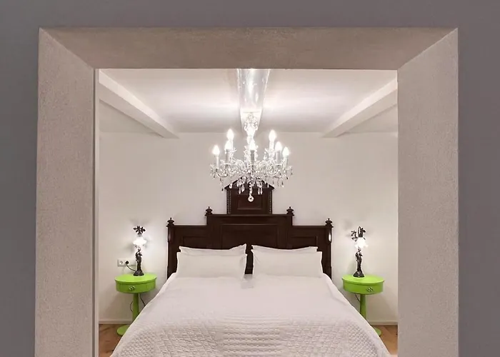 Cr25 - More Than A Room
